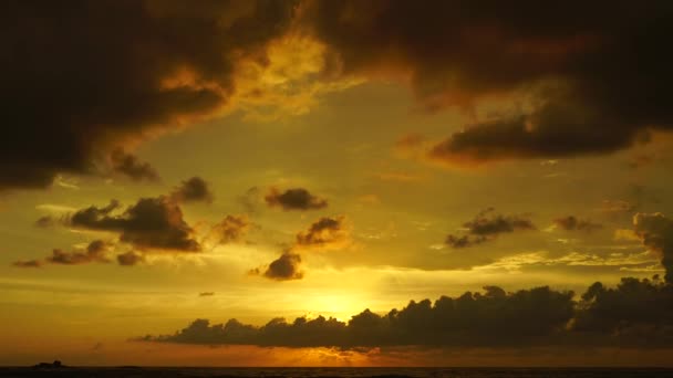 Sötét Narancssárga Felhőkkel Naplementekor Tengeren — Stock videók
