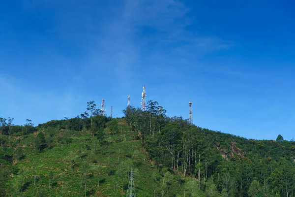 Телекомунікаційна Вежа Пагорбі Фоні Блакитного Неба — стокове фото