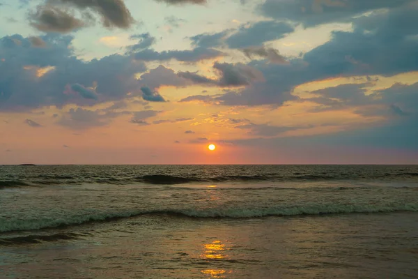Orange Sun Sets Backdrop Sea Clouds — Stock Photo, Image
