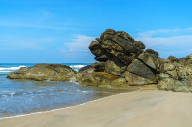 Kumda güzel su ve okyanusta kayalık taşlar..