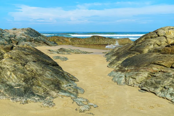 Sahildeki Kumsalda Büyük Taşlar — Stok fotoğraf