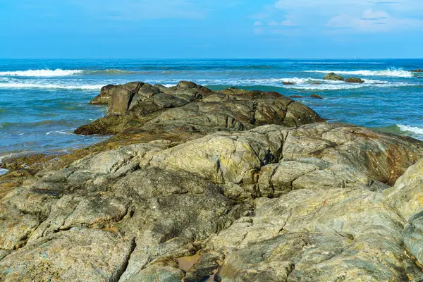 Deniz Kıyısında Bir Kayayla Deniz Manzarası — Stok fotoğraf
