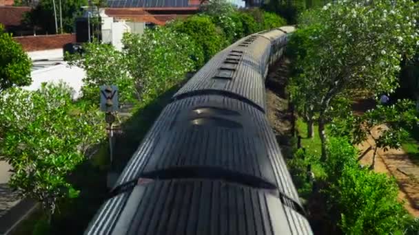 Eski Tren Tropikal Bir Şehirde Yola Çıkıyor — Stok video