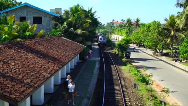 Yolcu Treni Sri Lanka Daki Bentota Istasyonuna Yanaşıyor — Stok video