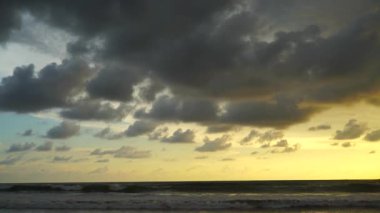 Deniz dalgalarının manzarası ve bulutlu gökyüzü.