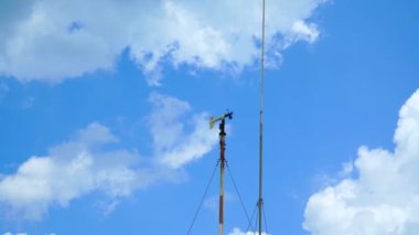 Anemometre aynı anda rüzgar hızı ve yönünü ölçer..