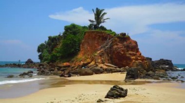 Okyanus yakınında bitki örtüsü olan küçük bir ada. Sri Lanka 'daki papağan adası.