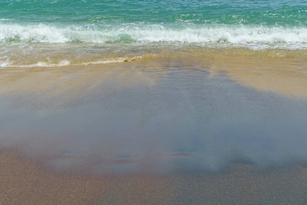 Αμμώδης Παραλία Κύματα Και Υγρή Άμμο — Φωτογραφία Αρχείου