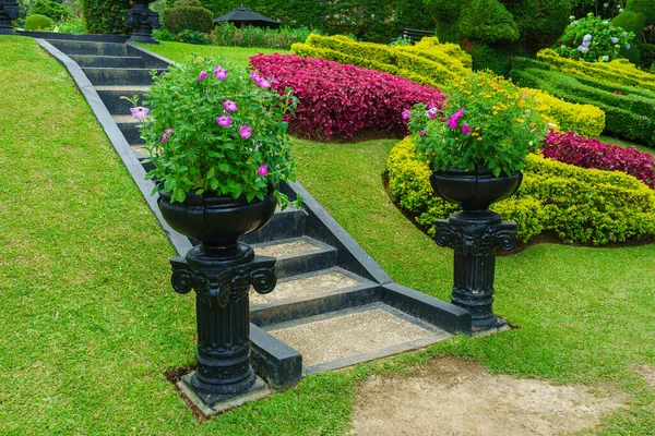 Camas Flores Escaleras Jardín Paisaje Jardín Diseño — Foto de Stock