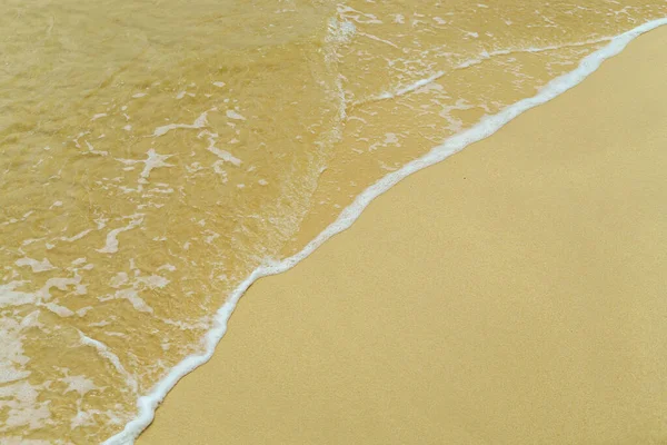 Διαφανές Νερό Τρέχει Στην Άμμο Πάνω Στη Θάλασσα — Φωτογραφία Αρχείου