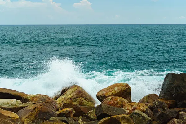 Findlinge Auf Dem Ozean Und Wellen Mit Spritzern — Stockfoto