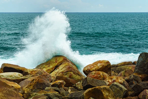 stock image Big waves crashing against the rocky shore.