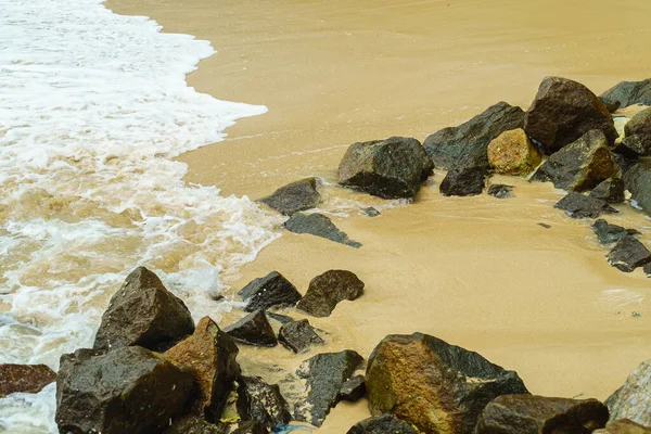 Αμμώδης Παραλία Τραχιές Πέτρες Και Κύματα Θάλασσας — Φωτογραφία Αρχείου