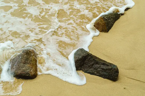 Κύματα Τρέχουν Κατά Μήκος Της Άμμου Γύρω Από Τις Πέτρες — Φωτογραφία Αρχείου