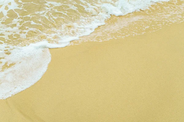 Αμμώδης Παραλία Αφρώδη Κύματα — Φωτογραφία Αρχείου