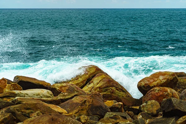 Tiefblauer Ozean Und Riesige Felsen Und Blauer Himmel — Stockfoto