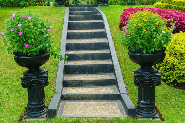 Diseño Jardín Paisajístico Con Macizos Flores Escaleras — Foto de Stock