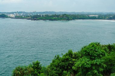 Şehrin okyanus manzarası.