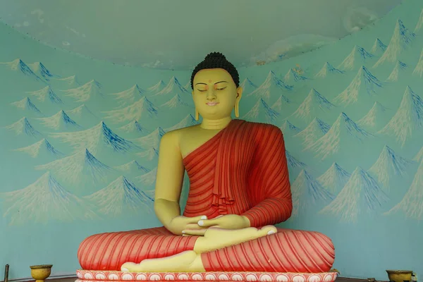 Sitzende Buddha Statue Roten Kleid — Stockfoto