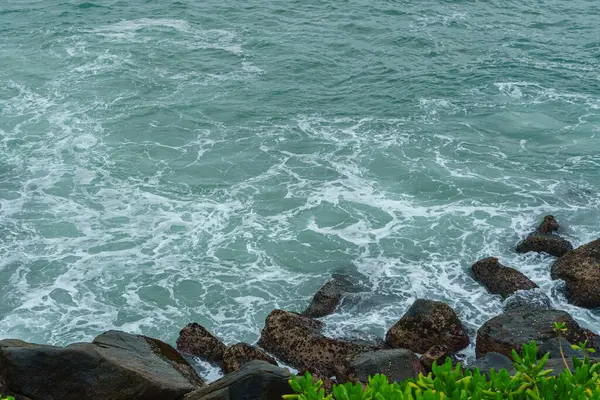 泡や石と海水面 — ストック写真