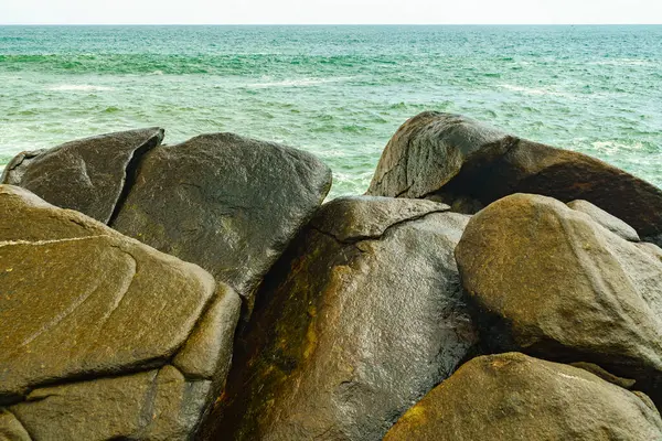 Piedras Húmedas Enormes Orilla Del Mar —  Fotos de Stock