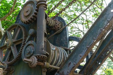 Limanda yük taşımak için demir paslı mekanizma.