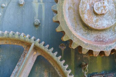 Mekanizmanın eski paslı dişlileri.