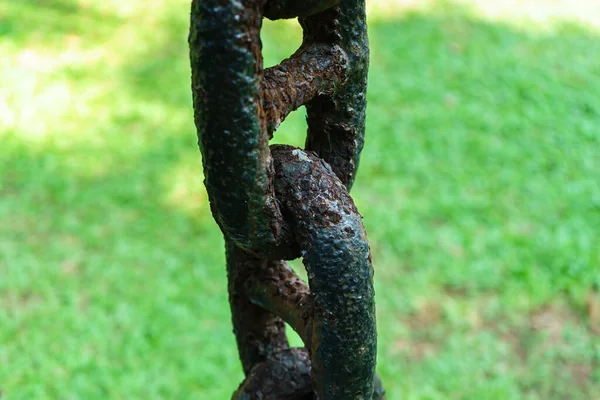 Old Rusty Chain Hangs Vertically — Stock Photo, Image