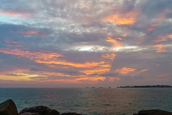 雲と海とオレンジ赤の夕日 — ストック写真