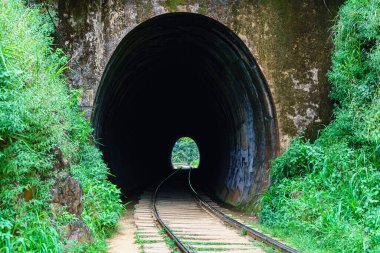 Beton bir tünel köprüsüne giden tren raylarının görüntüsü.