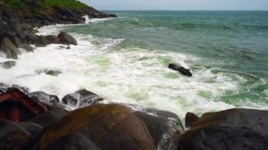 Güçlü dalgalar kayalara çarpar..