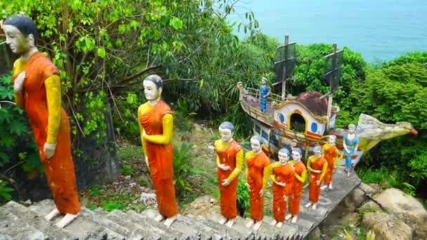 Statues Moines Vêtements Orange Provenant Navire — Video