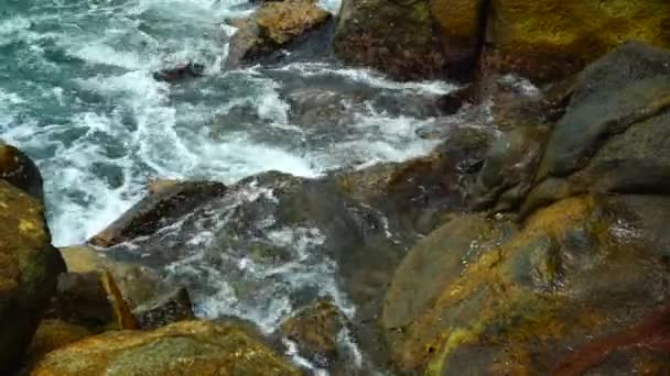 Fluxo Água Mar Colide Com Rochas Close — Vídeo de Stock
