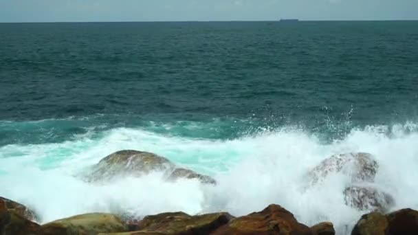 Große Wellen Krachen Auf Das Felsige Ufer Des Ozeans — Stockvideo