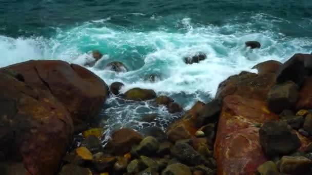 Las Olas Del Mar Chocan Con Las Rocas Cerca — Vídeo de stock