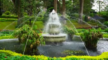 Bahçedeki çeşmeye damlayan ince bir su damlası..