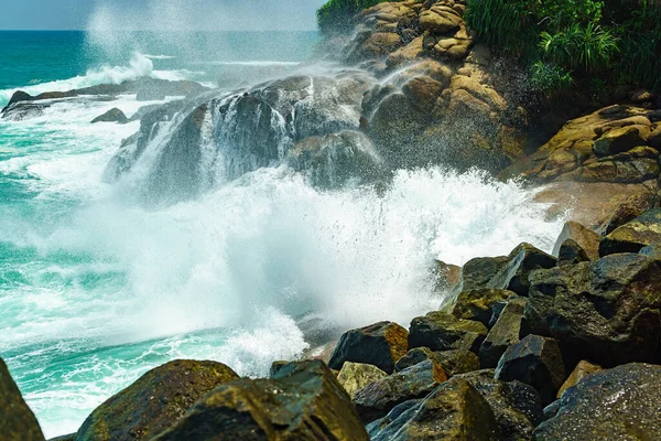 Große Wellen Und Jede Menge Spritzer Mit Schaum Felsigen Ufer — Stockfoto