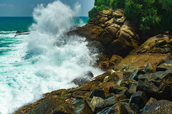 Güçlü Dalgalar Kayalık Kıyıya Çarpar — Stok fotoğraf