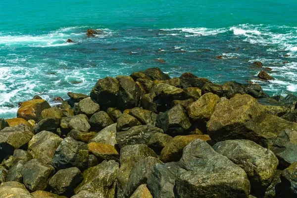 Βραχώδης Ακτή Μεγάλες Πέτρες Και Γαλάζιο Ωκεανό — Φωτογραφία Αρχείου