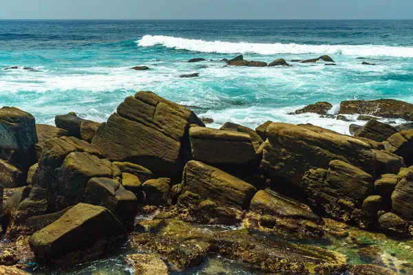 Okyanus Kıyısında Köpüklü Dalgalı Büyük Kayalar — Stok fotoğraf