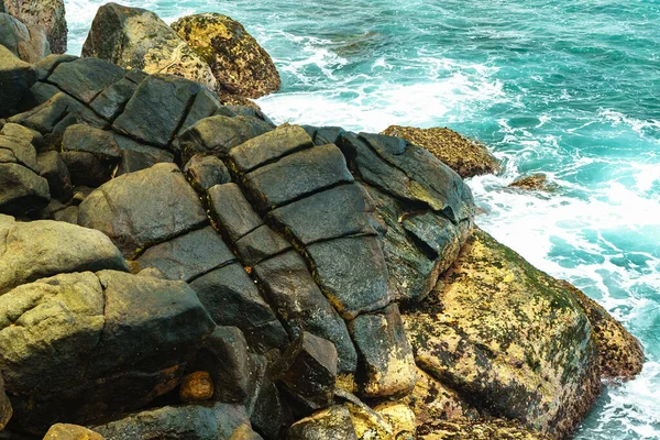 Large Cracked Rough Rocks Foamy Ocean — Stock Photo, Image