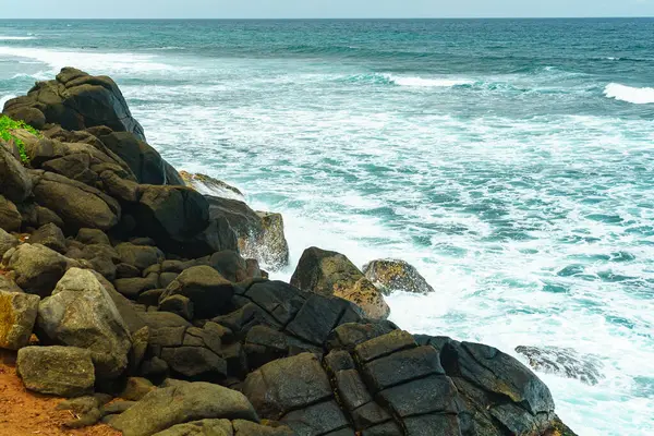 Okyanusta Taşlarla Dolu Bir Sürü Köpük Var — Stok fotoğraf