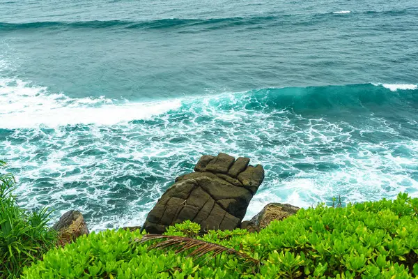 Yeşil Çimenler Dalgalarla Denizin Arka Planında Büyük Kayalar — Stok fotoğraf