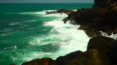 Güçlü okyanus dalgaları kayalık kıyıya çarpıyor..