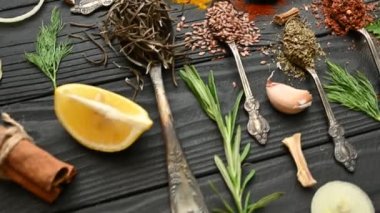 Pişirmek için renkli otlar ve baharatlar. Hint baharatları. Siyah bir arka planda. Üst görünüm
