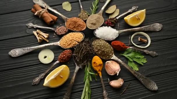 Színes Gyógynövények Fűszerek Főzéshez Indiai Fűszerek Fekete Háttérrel Felülnézet — Stock videók