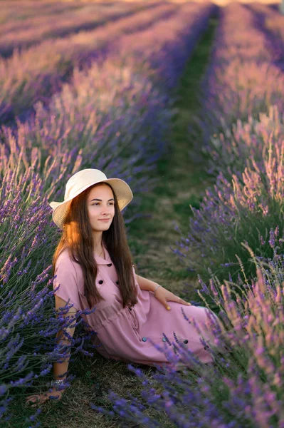 지푸라기 모자를 분홍색 소녀가 라벤더 — 스톡 사진