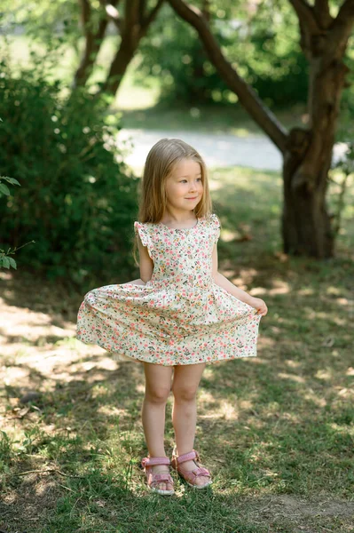 Éves Kislány Nyári Ruhában Parkban Nyáron Kislány Ügyetlenül Felemelte Ruháját — Stock Fotó