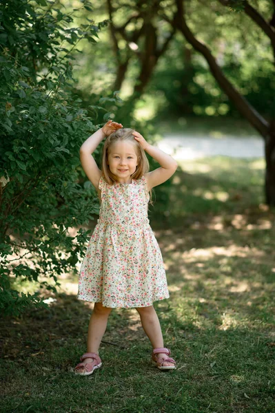 Küçük Kız Yaşında Parkta Bir Yaz Elbisesi Içinde Yaz Zamanı — Stok fotoğraf
