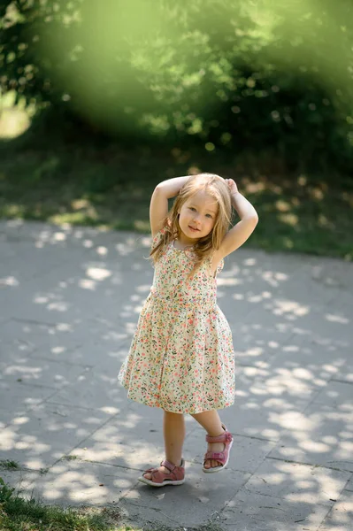 3岁的小女孩穿着夏装在公园里 夏天的时候小女孩把双手举到头上 — 图库照片